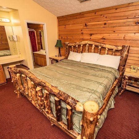 Cabin Close To Parkway Rd With River View Pigeon Forge Eksteriør billede