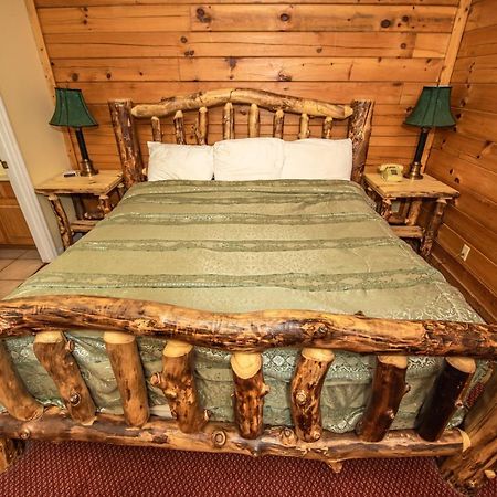 Cabin Close To Parkway Rd With River View Pigeon Forge Eksteriør billede
