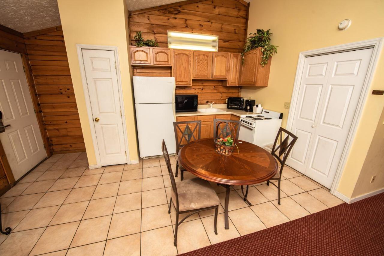 Cabin Close To Parkway Rd With River View Pigeon Forge Eksteriør billede