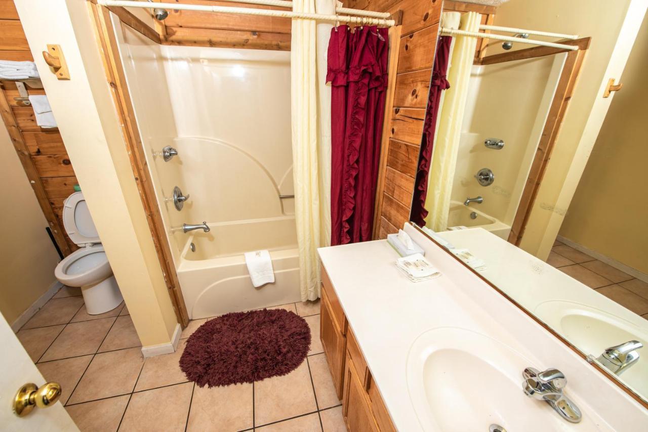 Cabin Close To Parkway Rd With River View Pigeon Forge Eksteriør billede