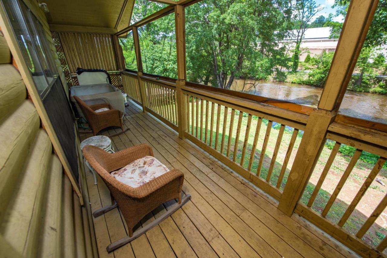 Cabin Close To Parkway Rd With River View Pigeon Forge Eksteriør billede