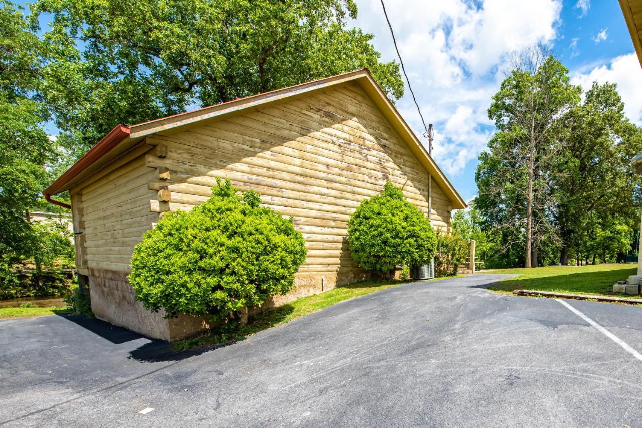 Cabin Close To Parkway Rd With River View Pigeon Forge Eksteriør billede