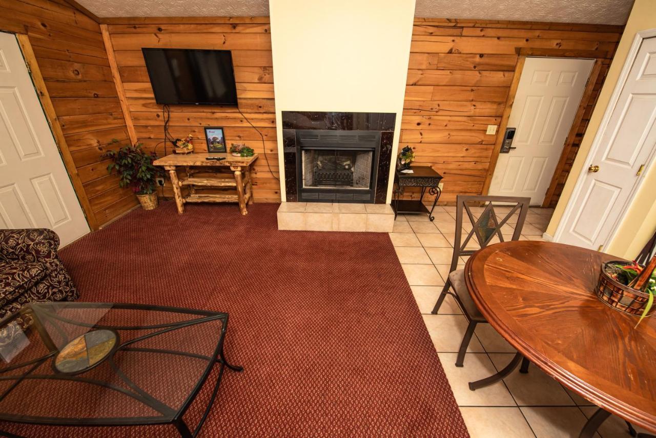 Cabin Close To Parkway Rd With River View Pigeon Forge Eksteriør billede